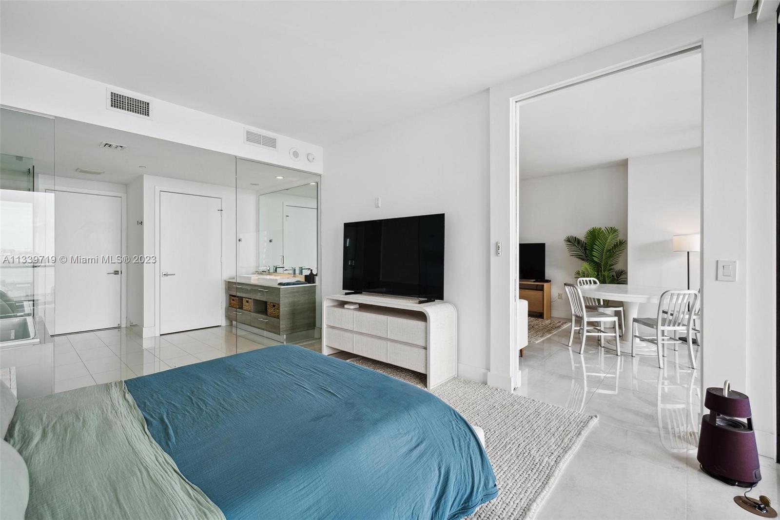 650 NE 32nd St # 1402