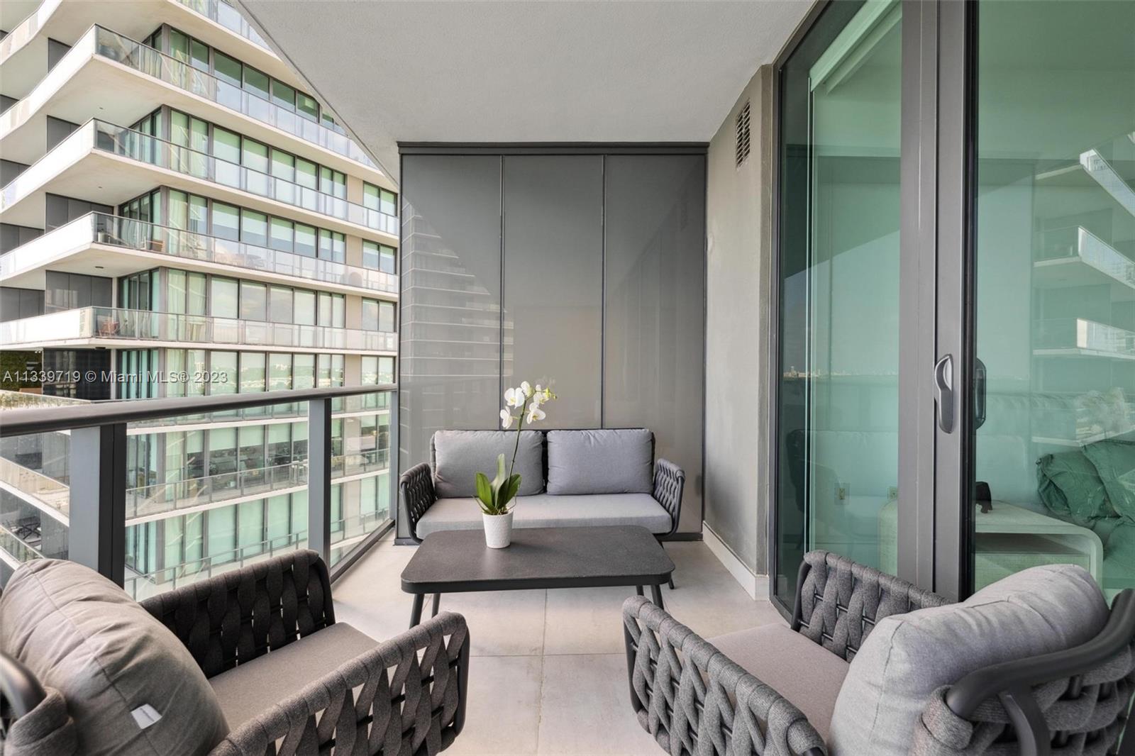 650 NE 32nd St # 1402