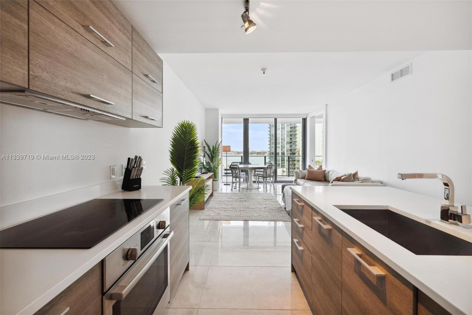 650 NE 32nd St # 1402