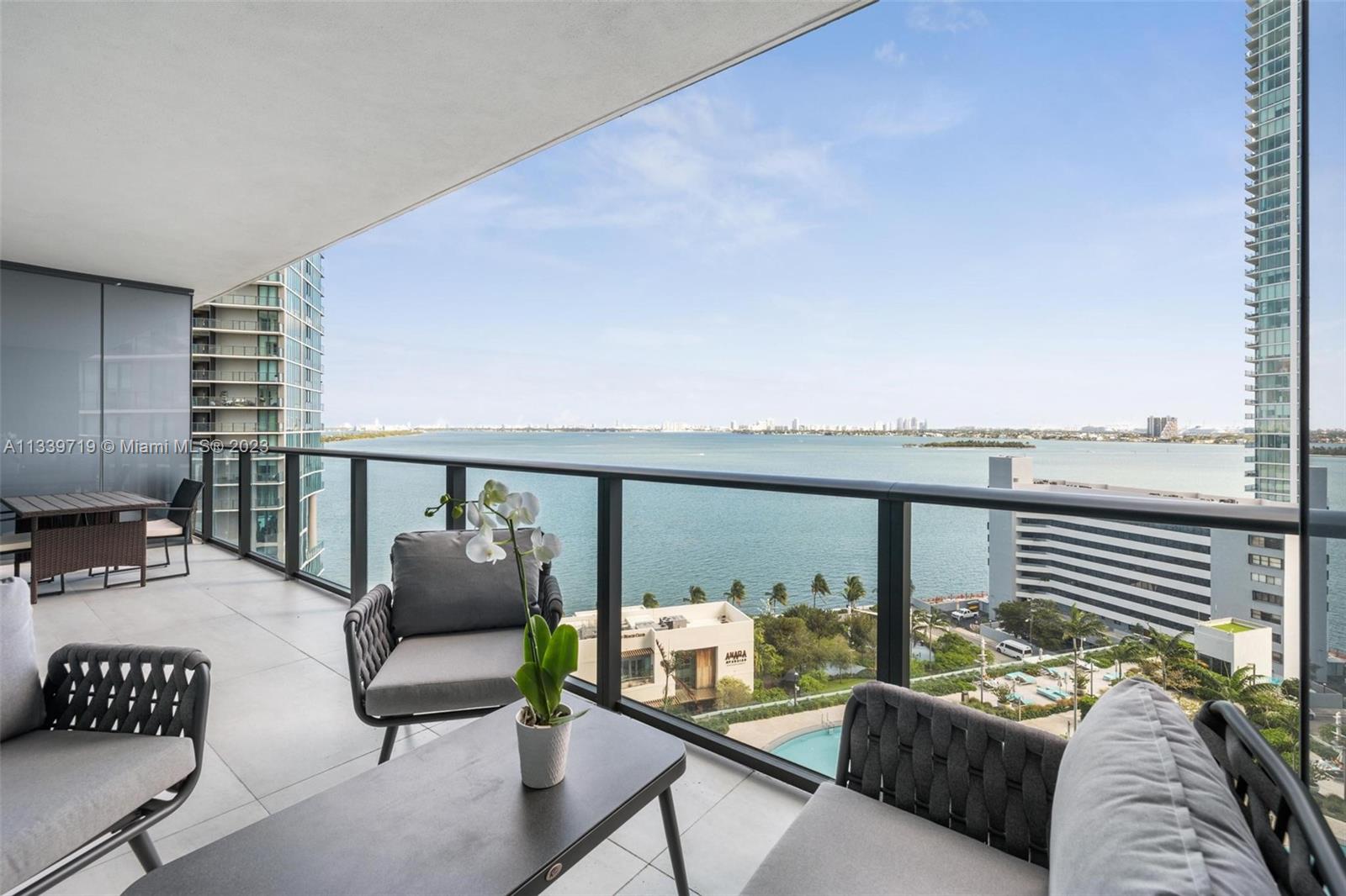 650 NE 32nd St # 1402