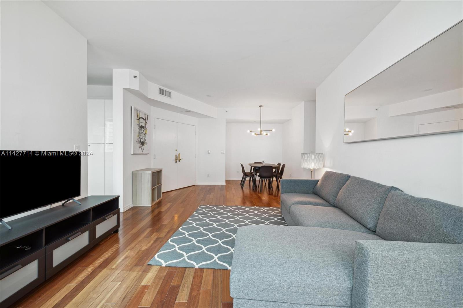 300 S Pointe Dr # 907