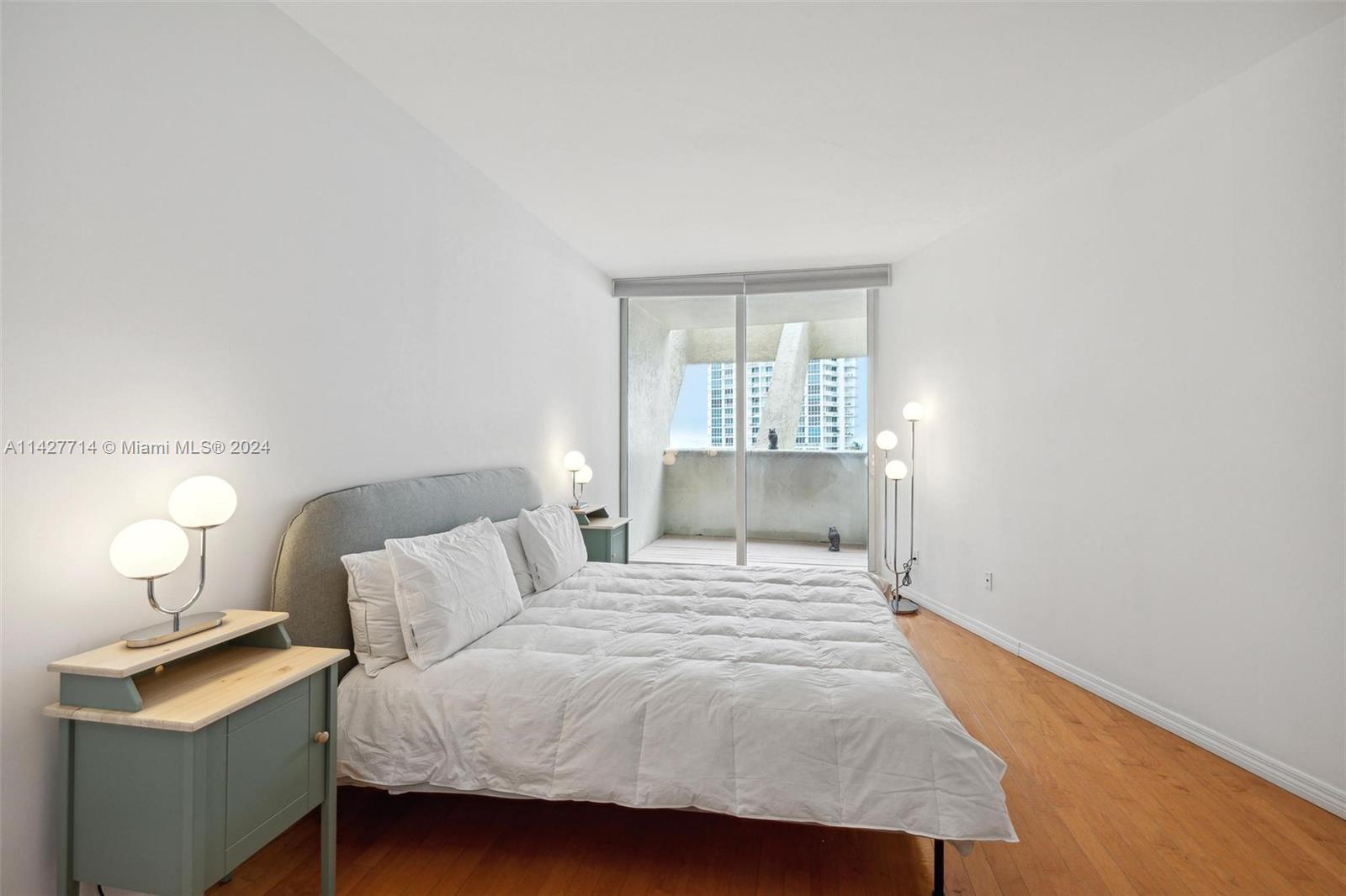 300 S Pointe Dr # 907