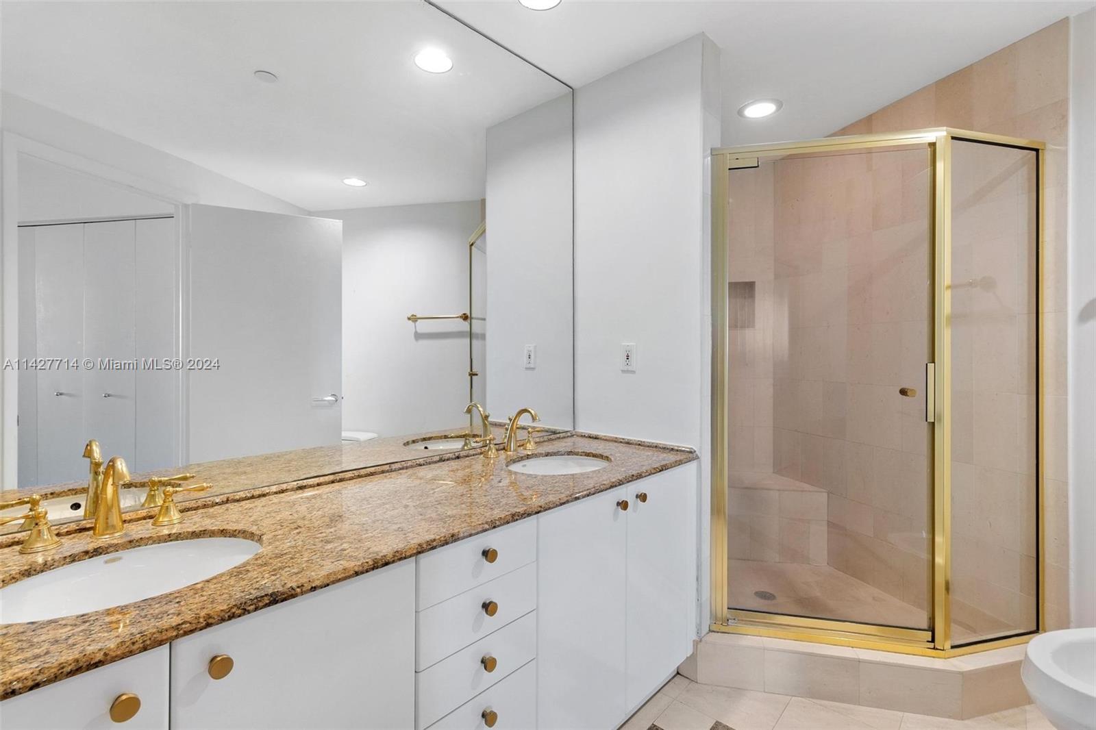 300 S Pointe Dr # 907