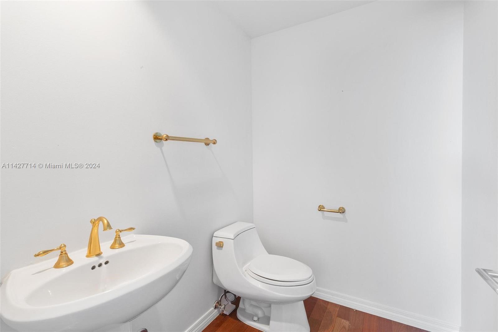 300 S Pointe Dr # 907