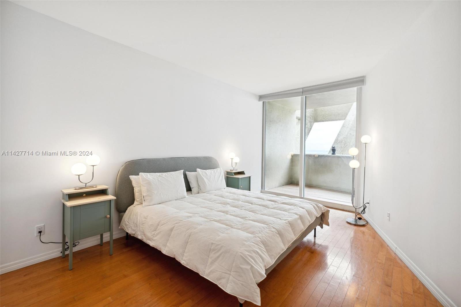 300 S Pointe Dr # 907