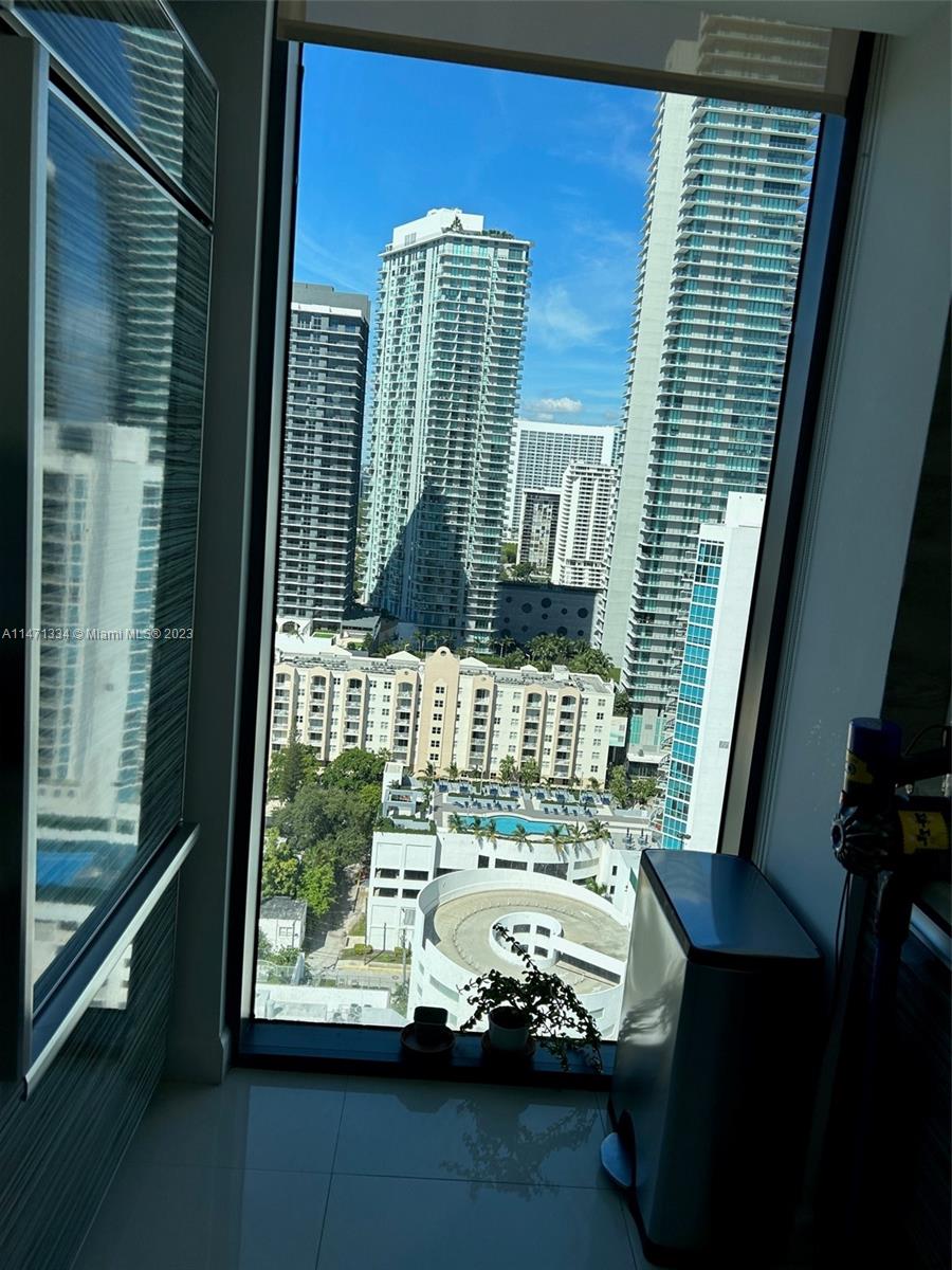 460 NE 28th St # 2401