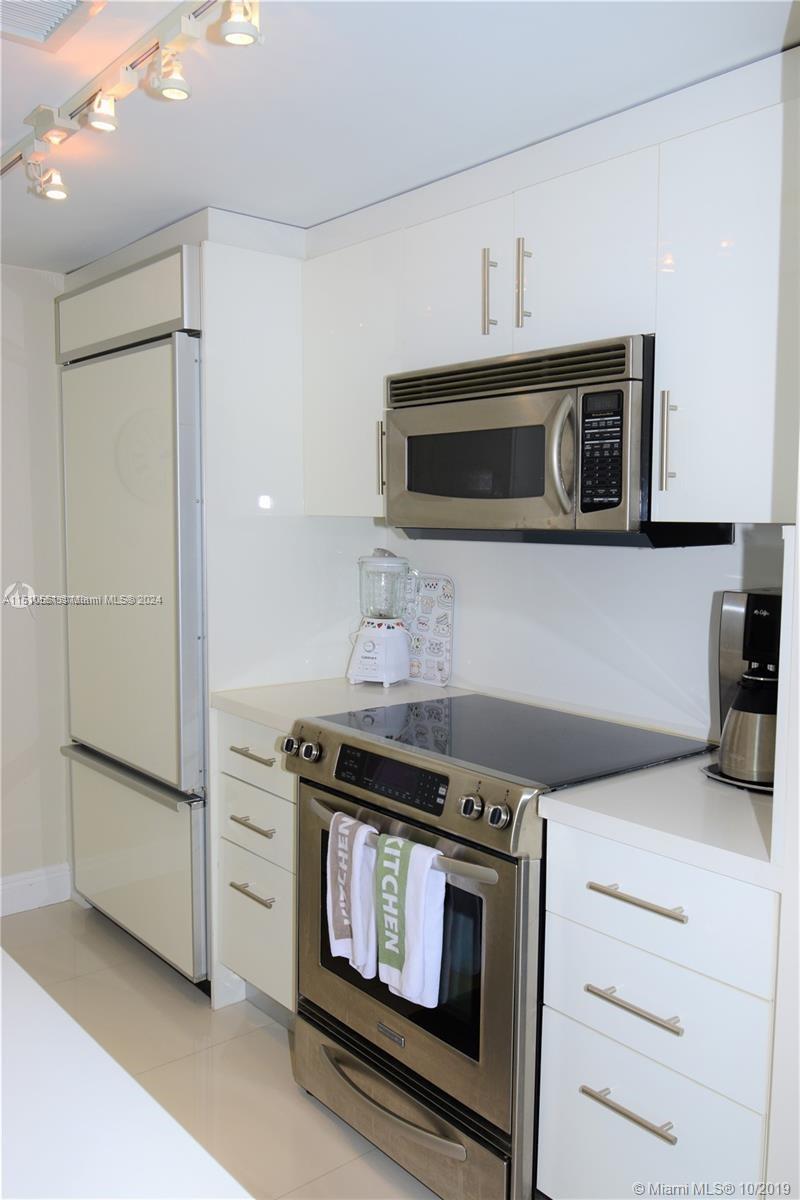 10275 Collins Ave # 521