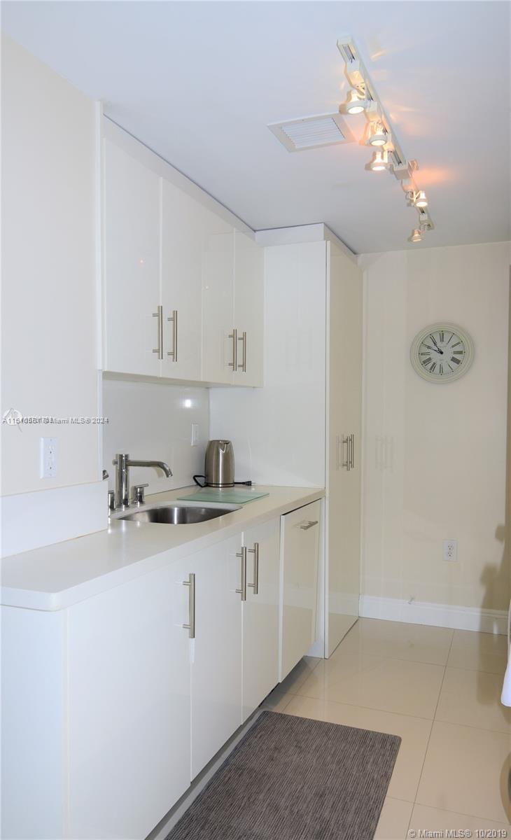 10275 Collins Ave # 521