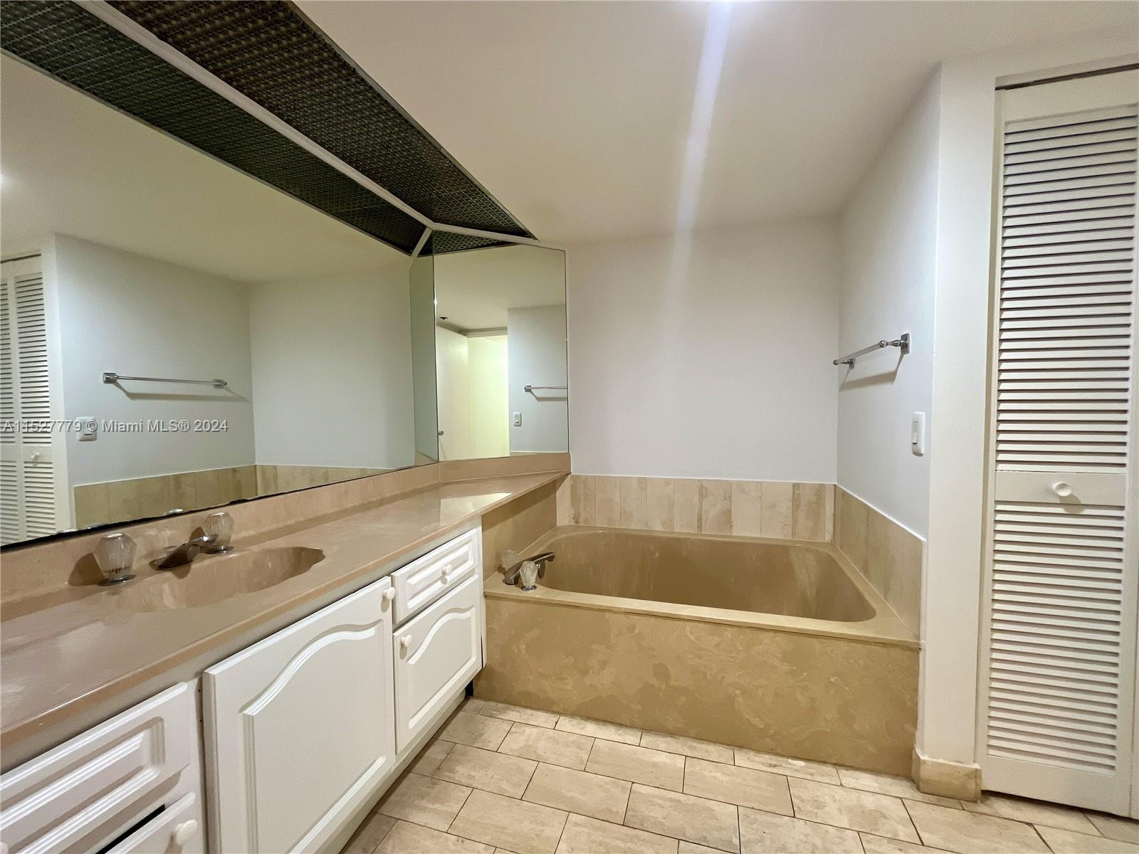 1717 N Bayshore Dr # 3242 Unit: A-3242