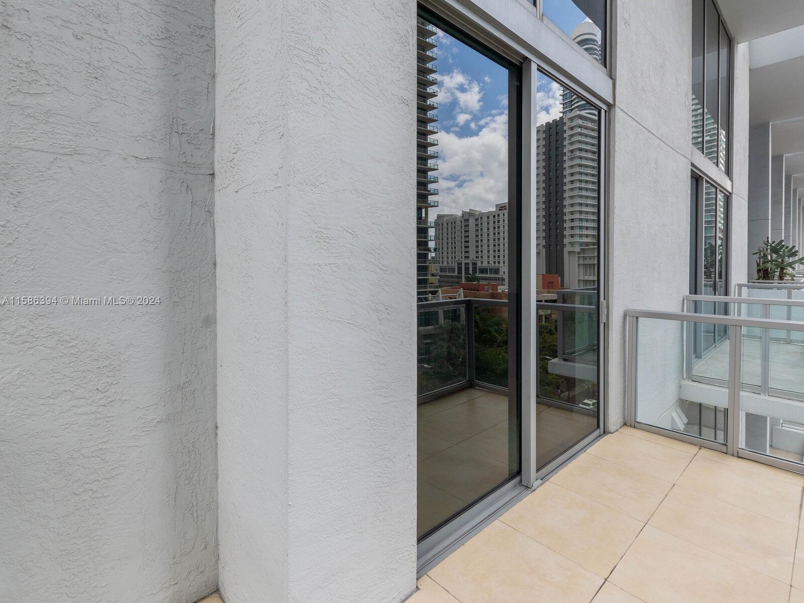 1050 Brickell Ave # 606