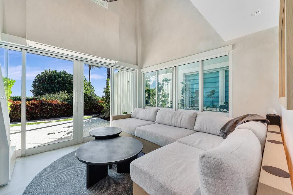 100 S POINTE DR # 12 Unit: CABANA 12