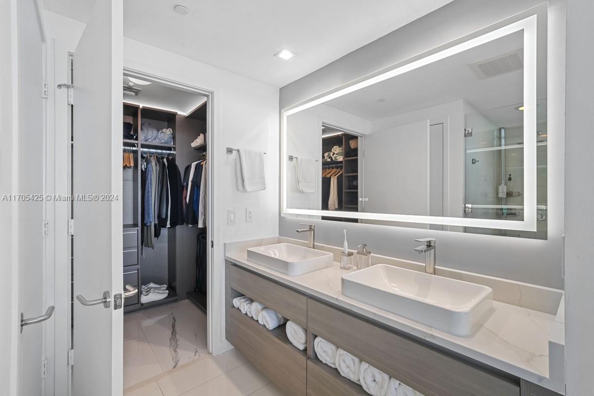 460 NE 28th St # 3205