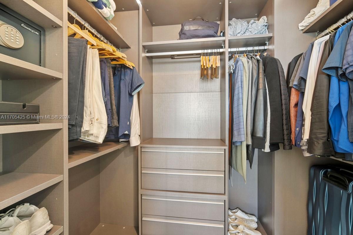 460 NE 28th St # 3205