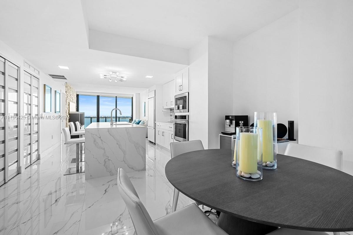 460 NE 28th St # 3205