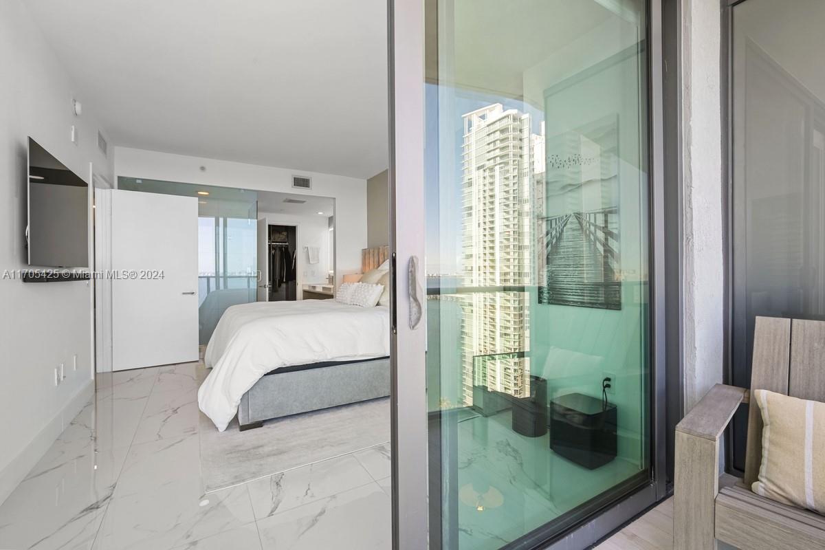 460 NE 28th St # 3205