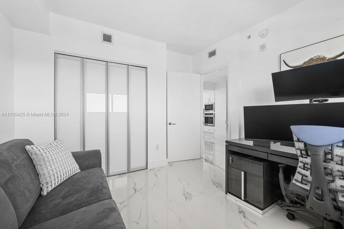 460 NE 28th St # 3205