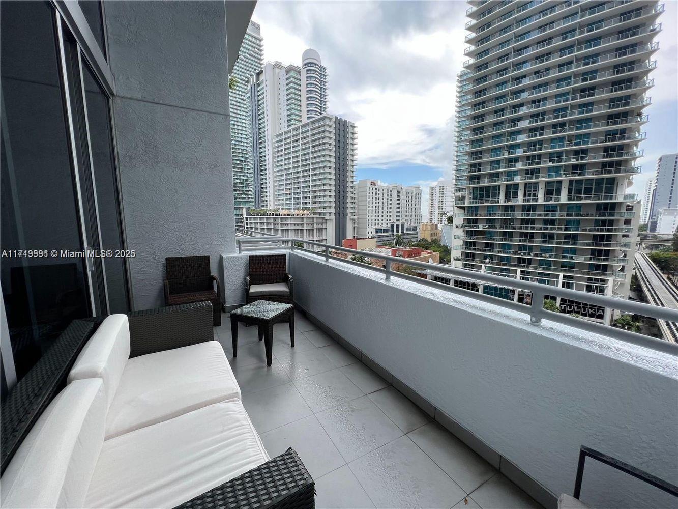 1050 Brickell Ave # 814