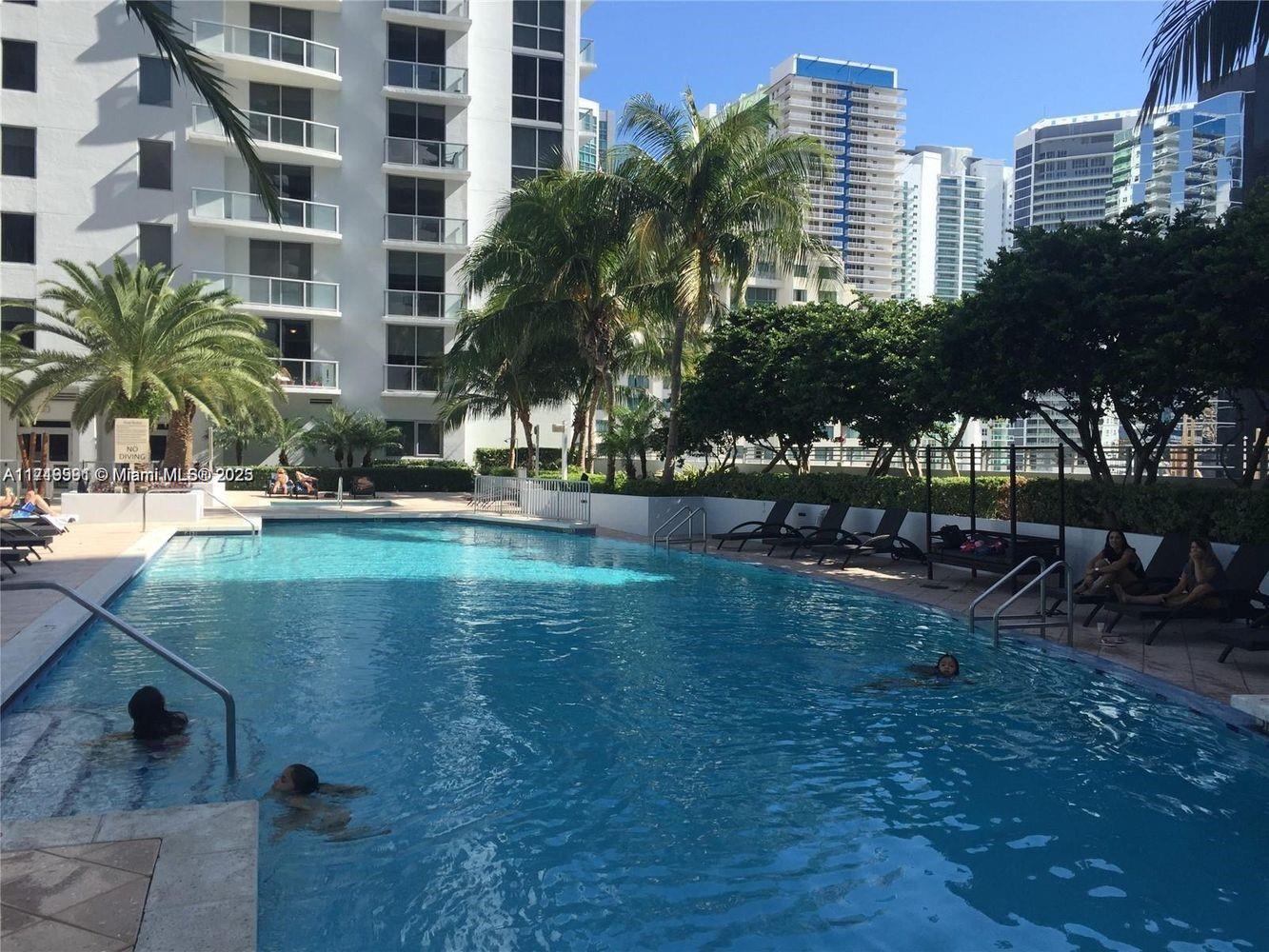 1050 Brickell Ave # 814