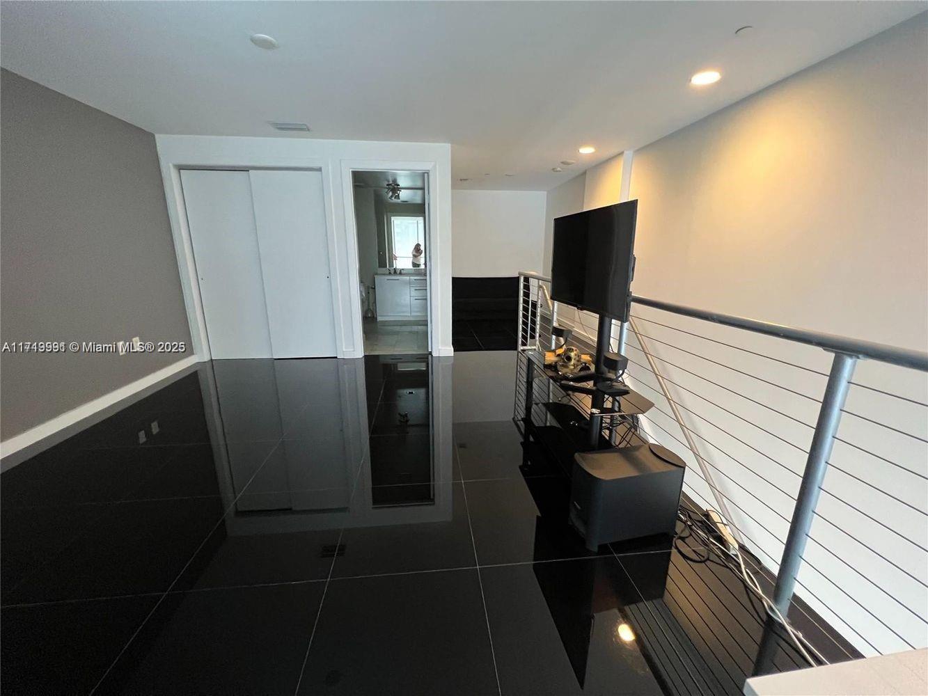 1050 Brickell Ave # 814