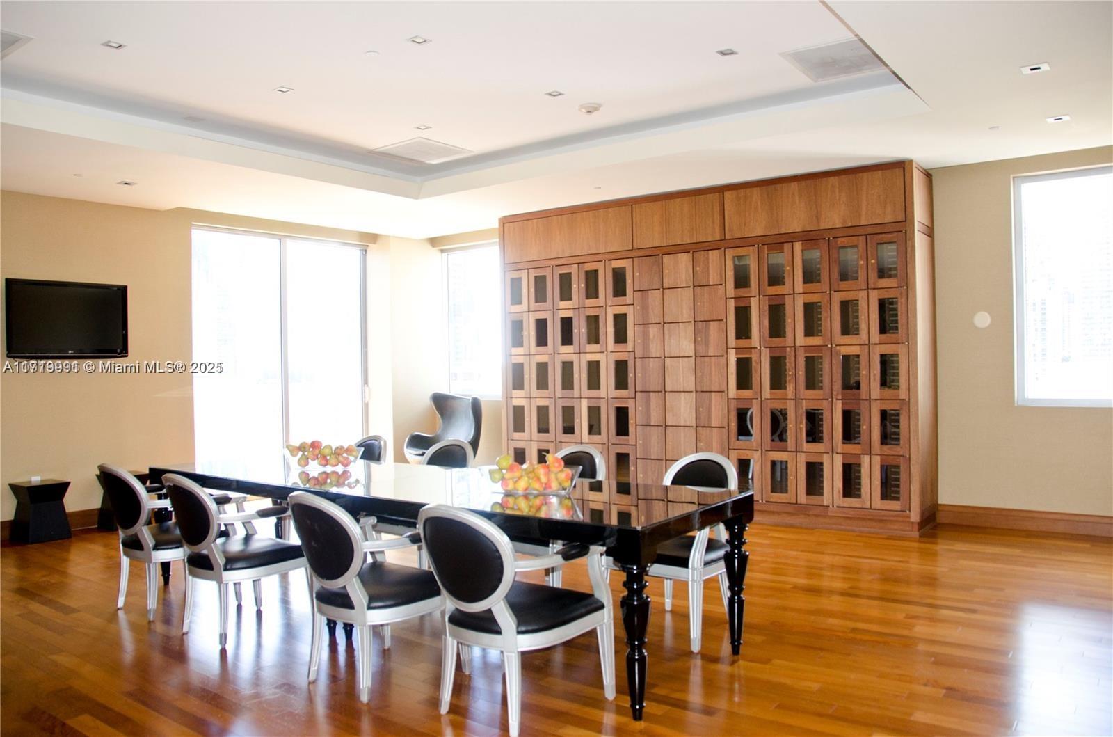 1050 Brickell Ave # 814