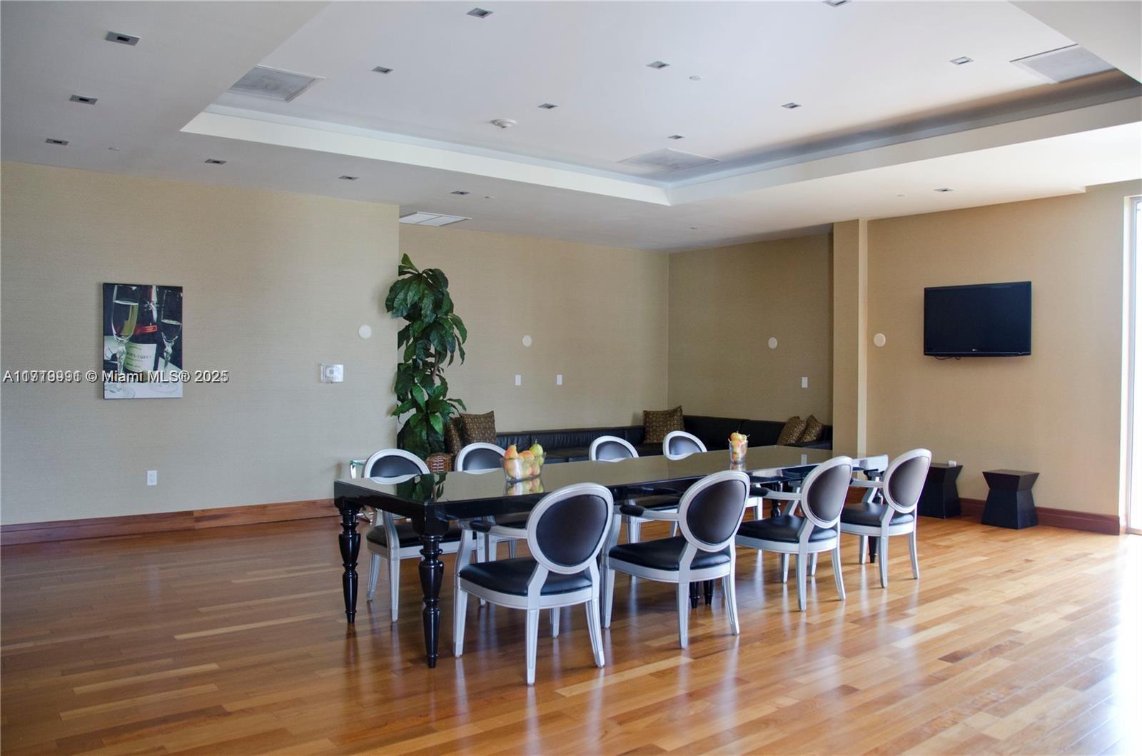 1050 Brickell Ave # 814