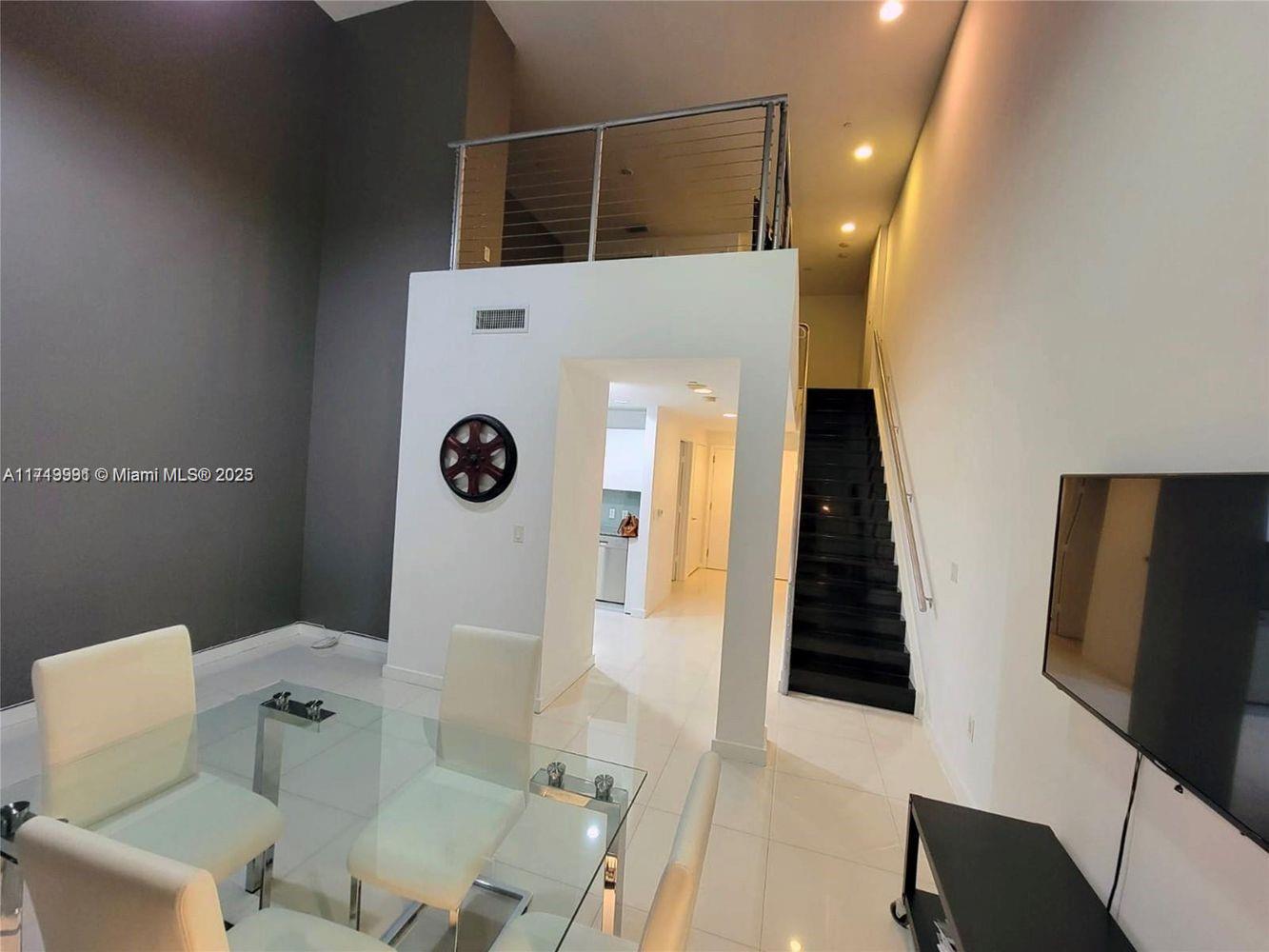 1050 Brickell Ave # 814