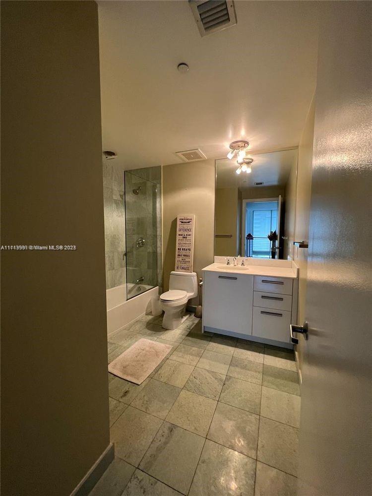 1050 Brickell Ave # 814