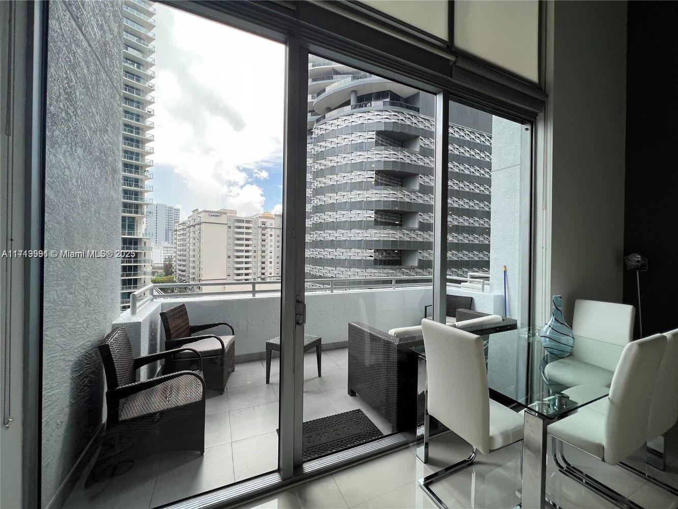 1050 Brickell Ave # 814