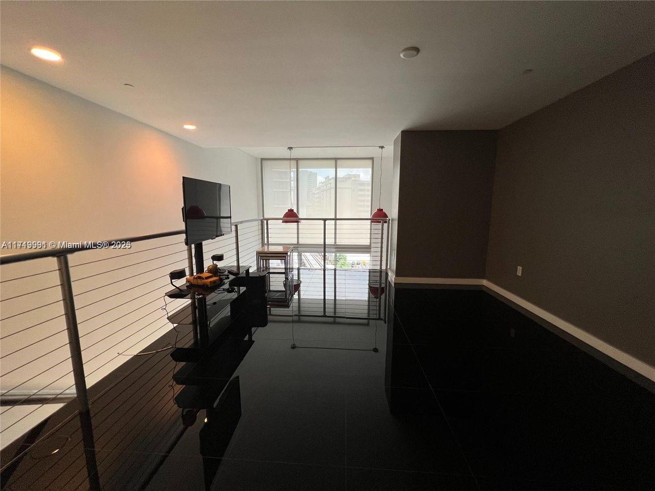 1050 Brickell Ave # 814