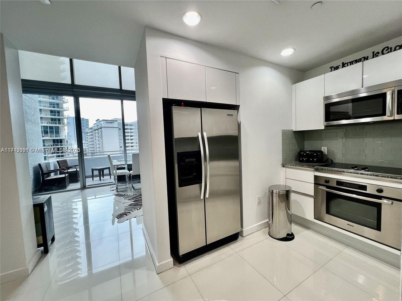 1050 Brickell Ave # 814