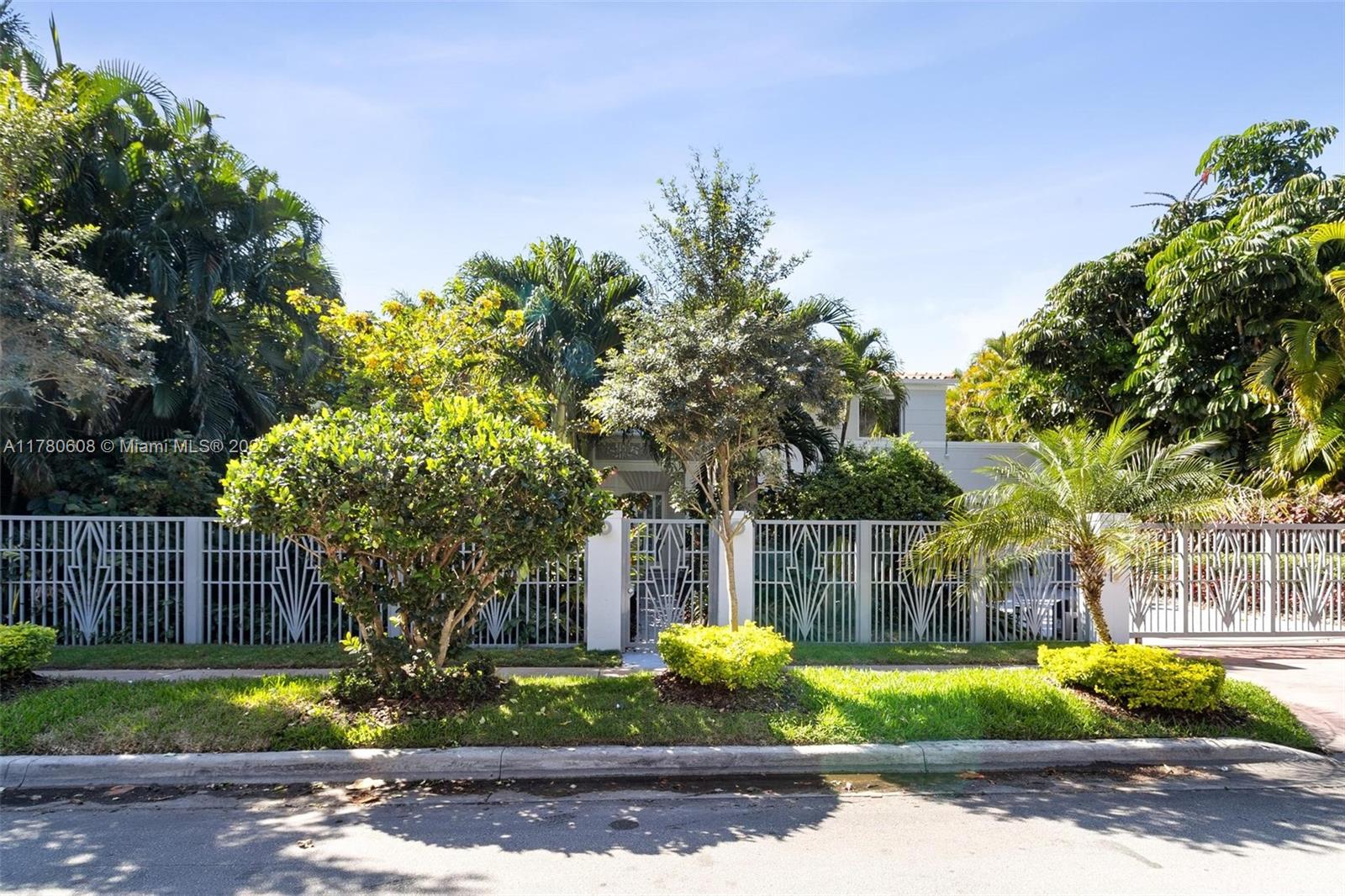 2550 Flamingo Dr