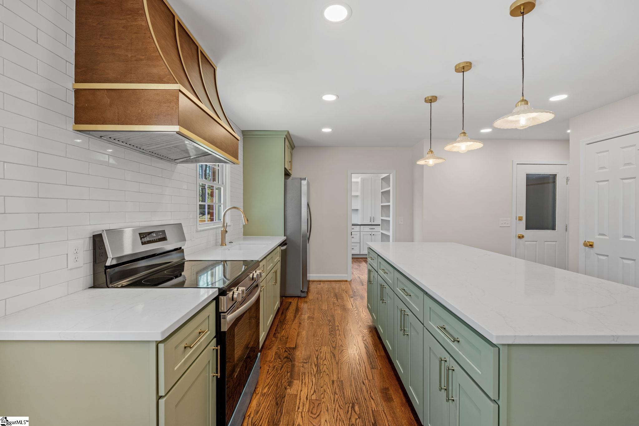 704 Hedgewood Terrace