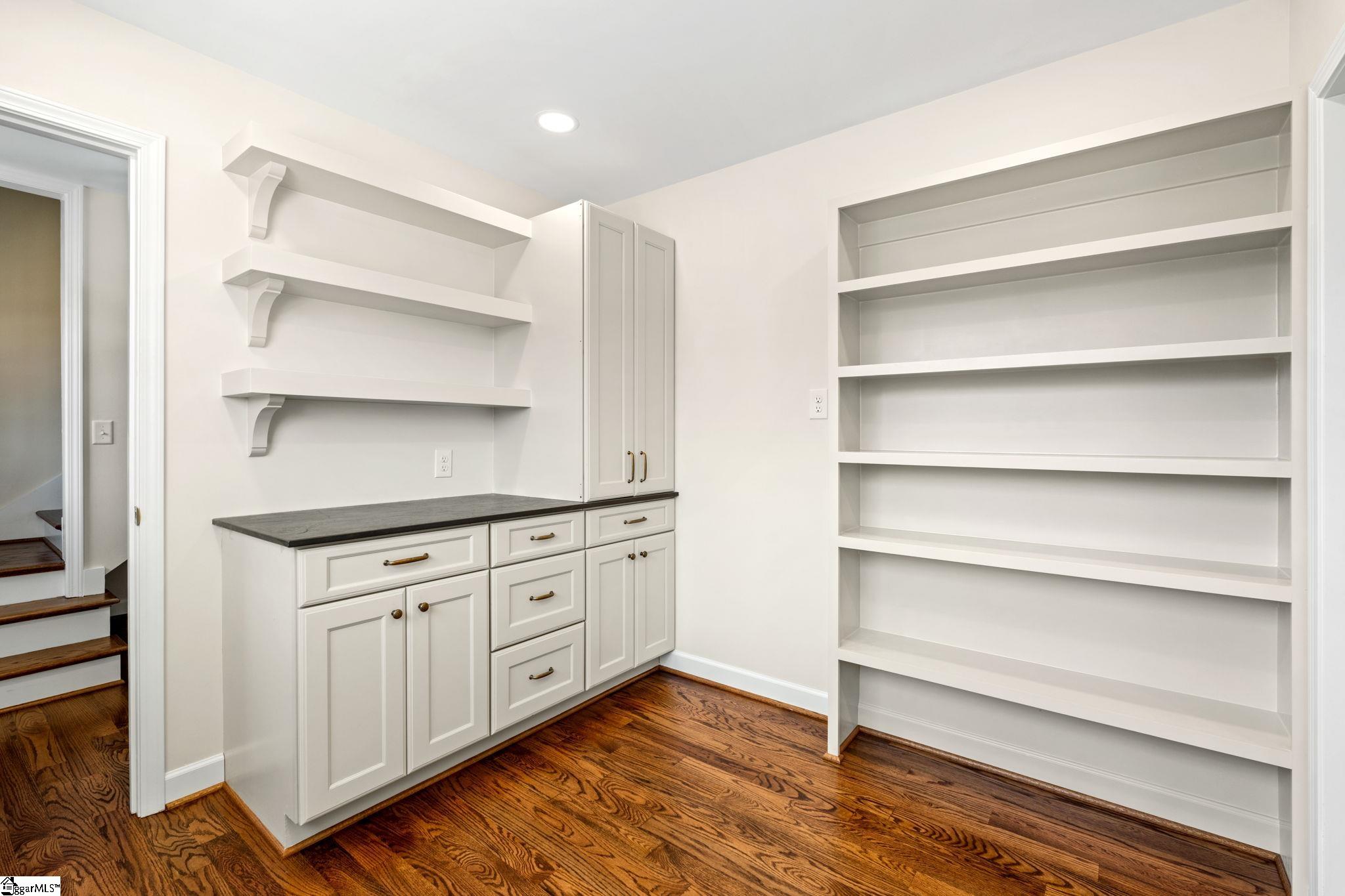 704 Hedgewood Terrace