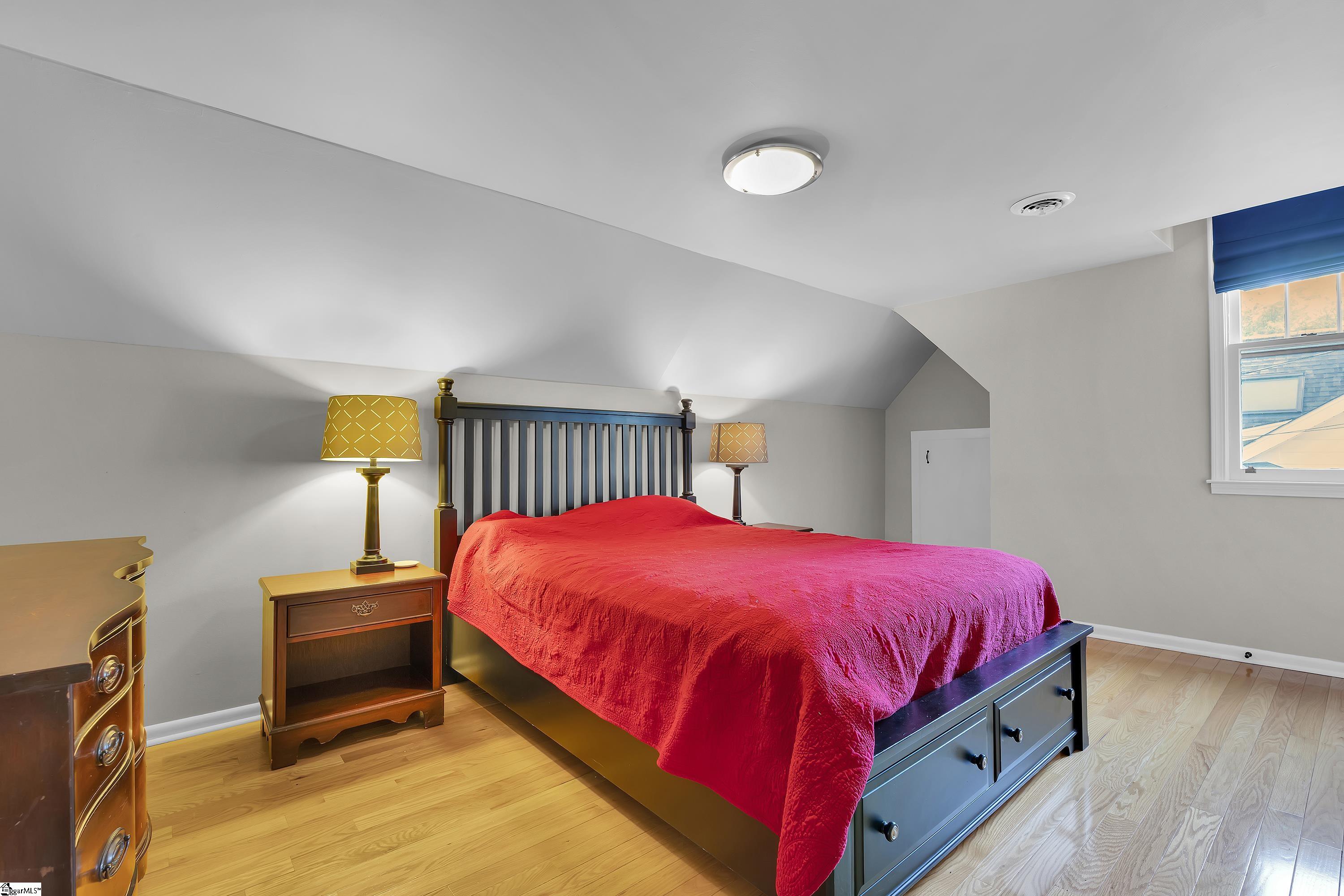 327 W Prentiss Avenue