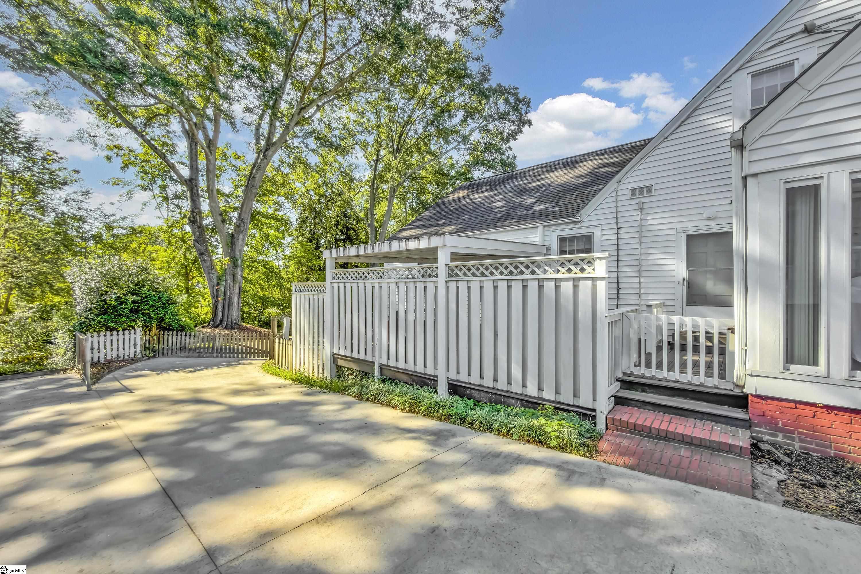 327 W Prentiss Avenue