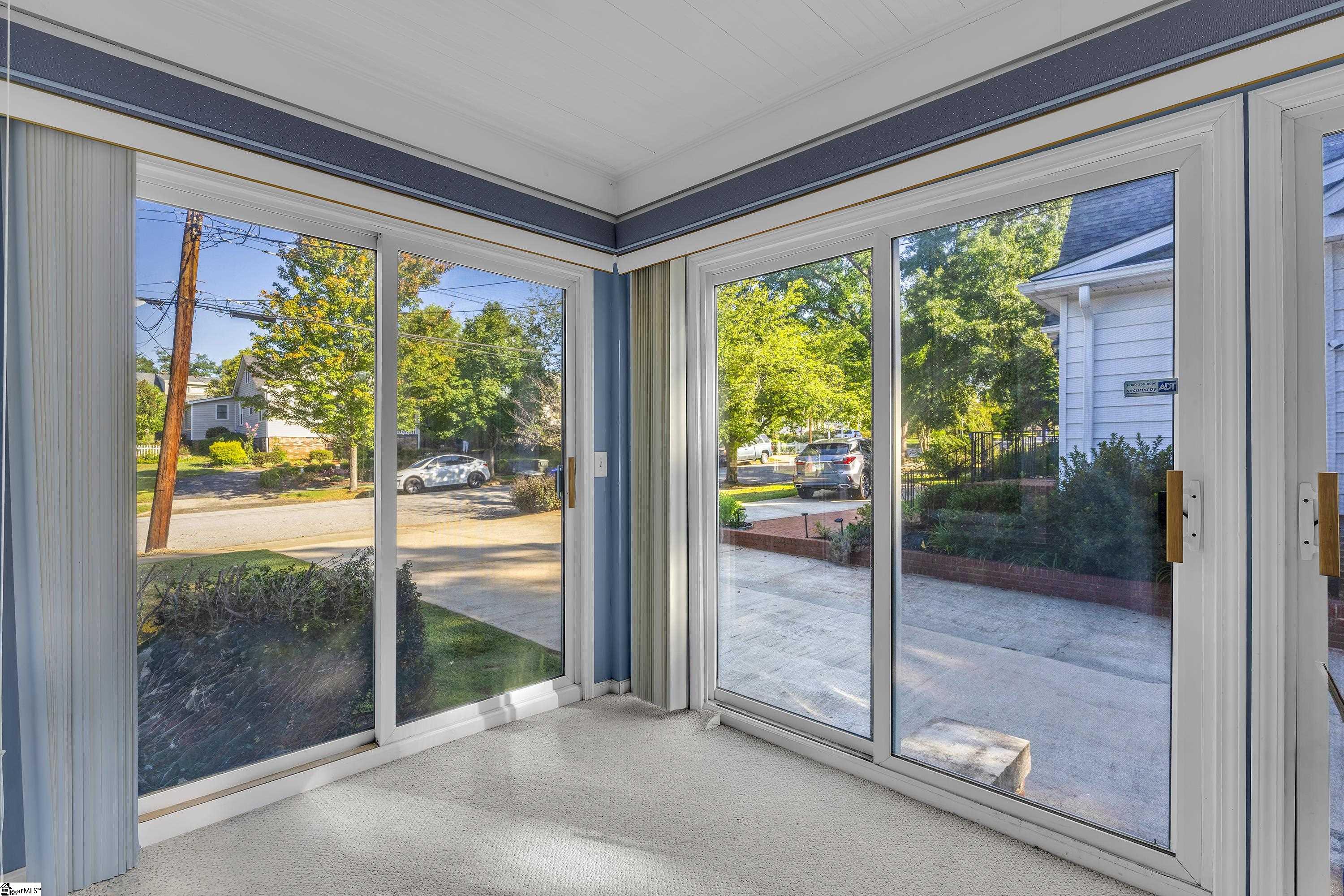 327 W Prentiss Avenue