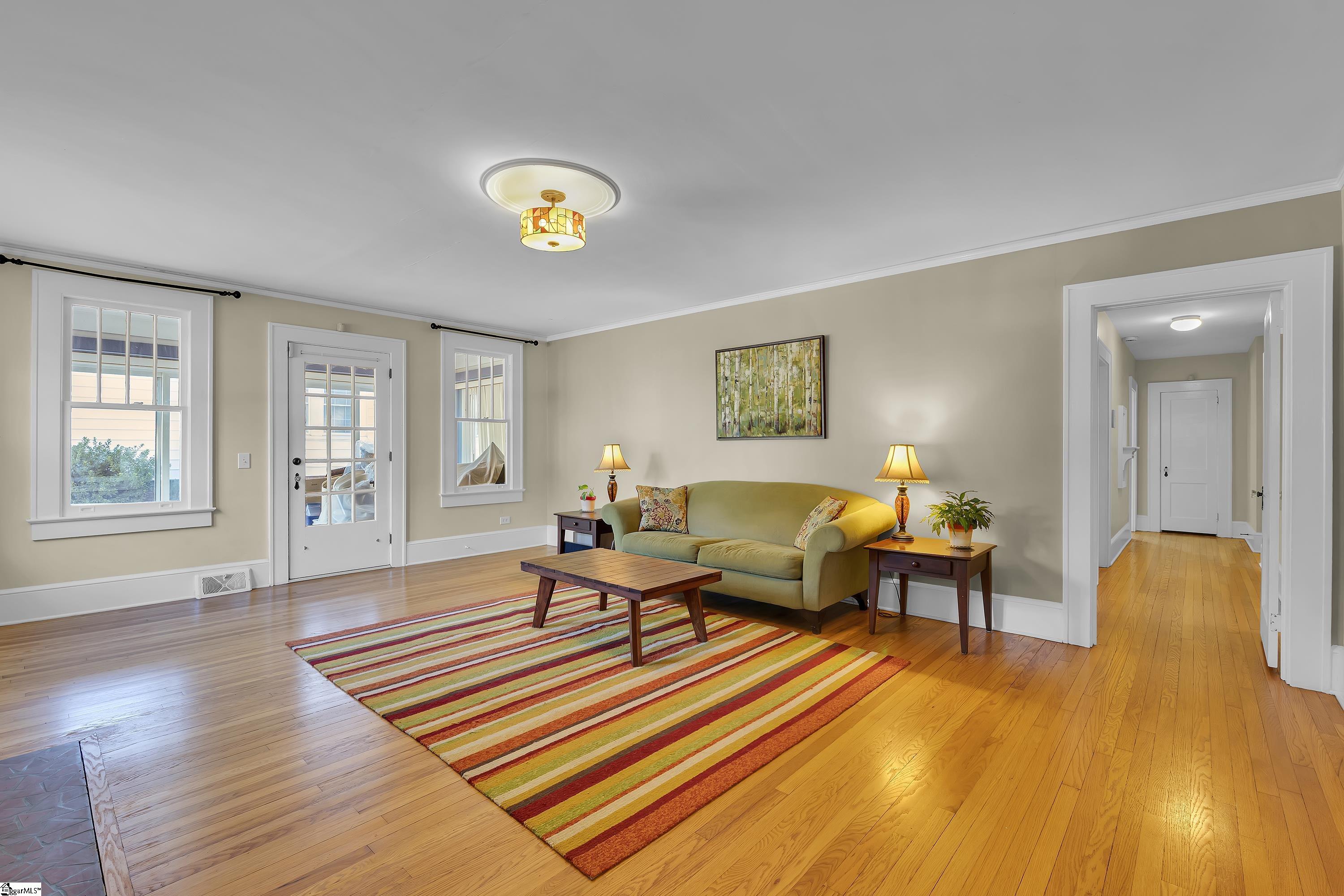 327 W Prentiss Avenue