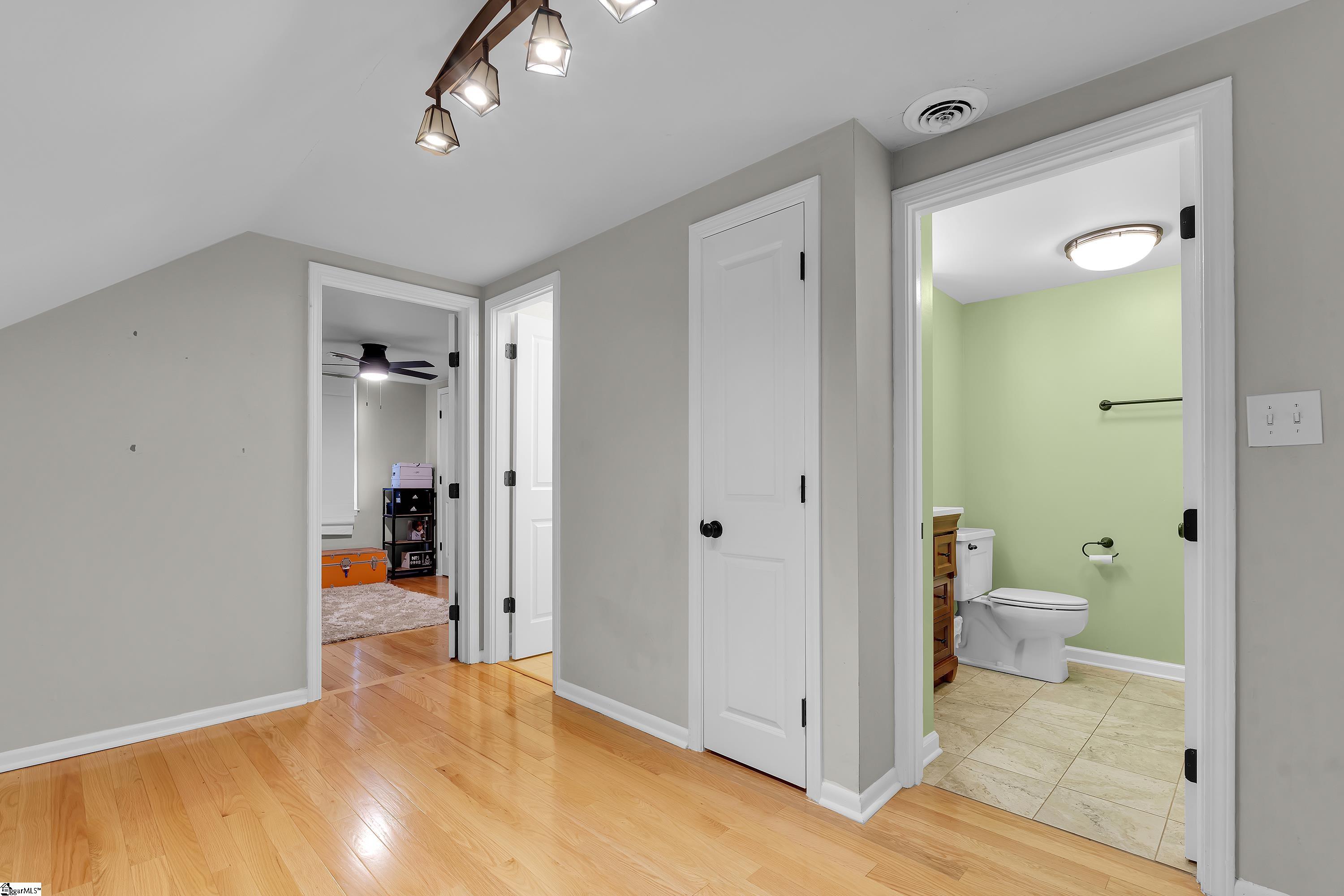 327 W Prentiss Avenue