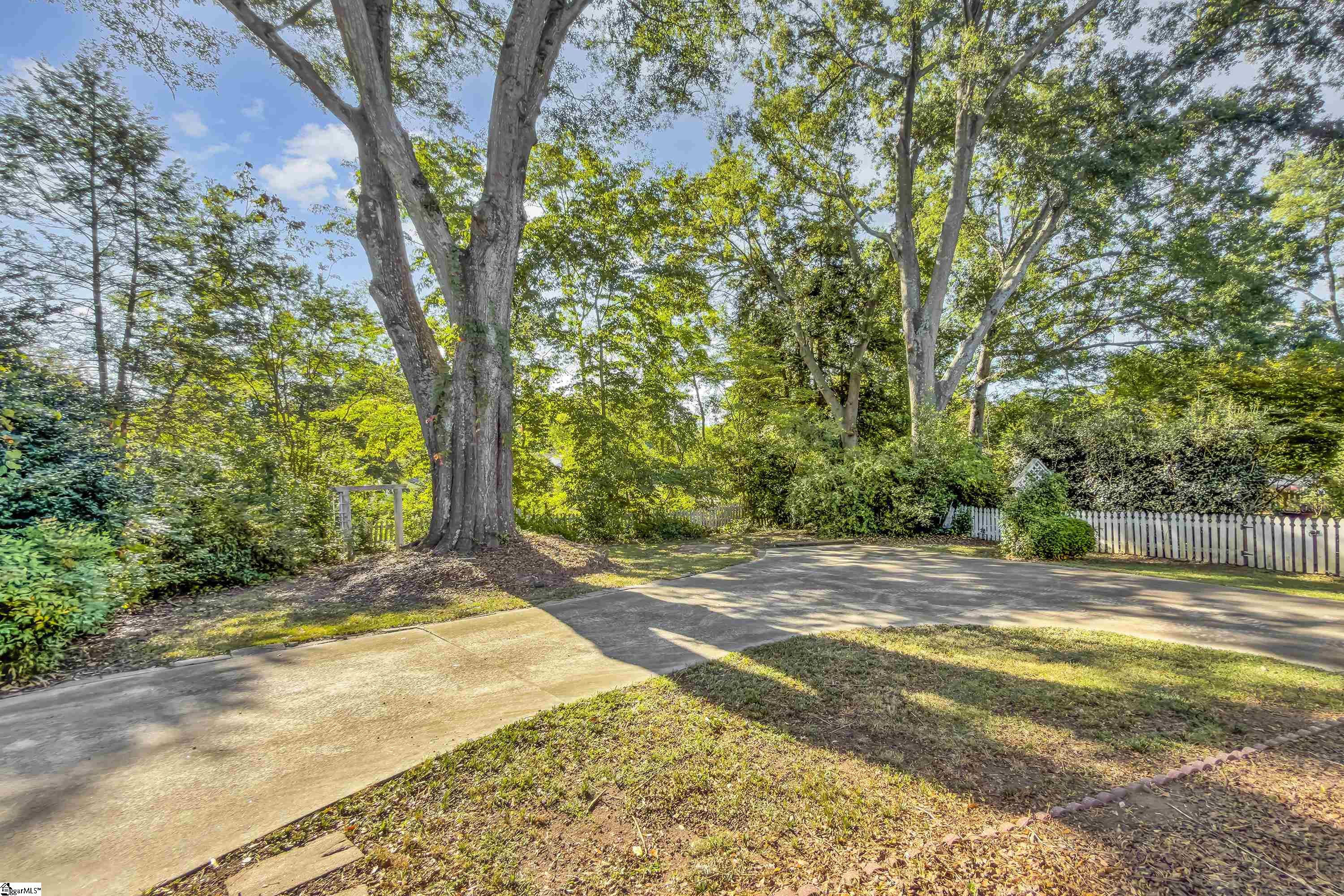 327 W Prentiss Avenue