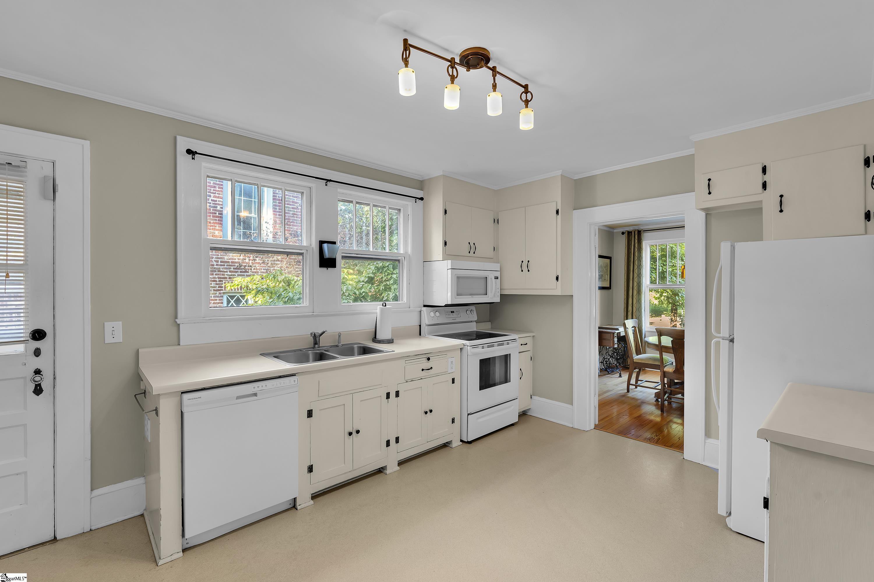 327 W Prentiss Avenue