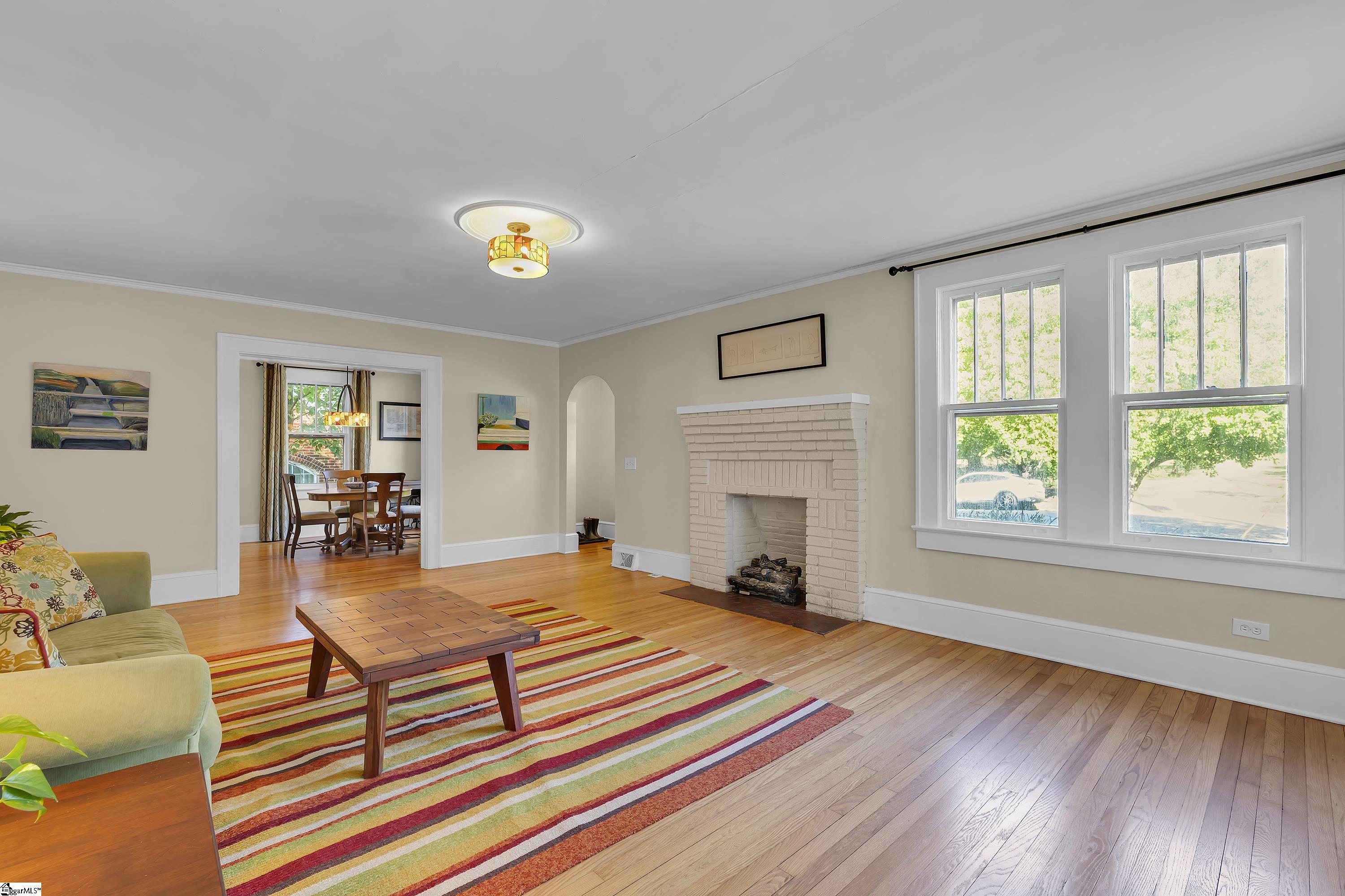 327 W Prentiss Avenue