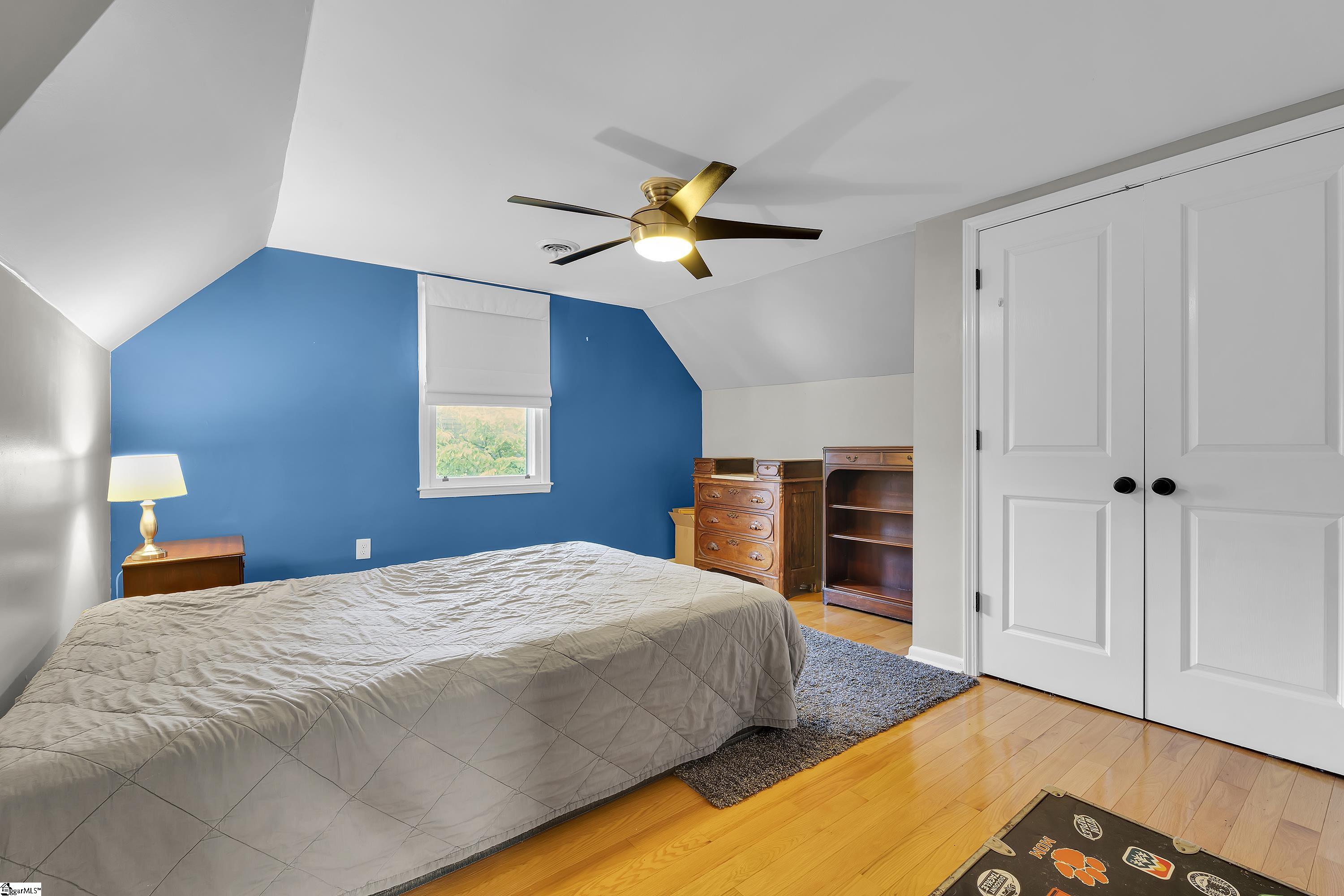327 W Prentiss Avenue