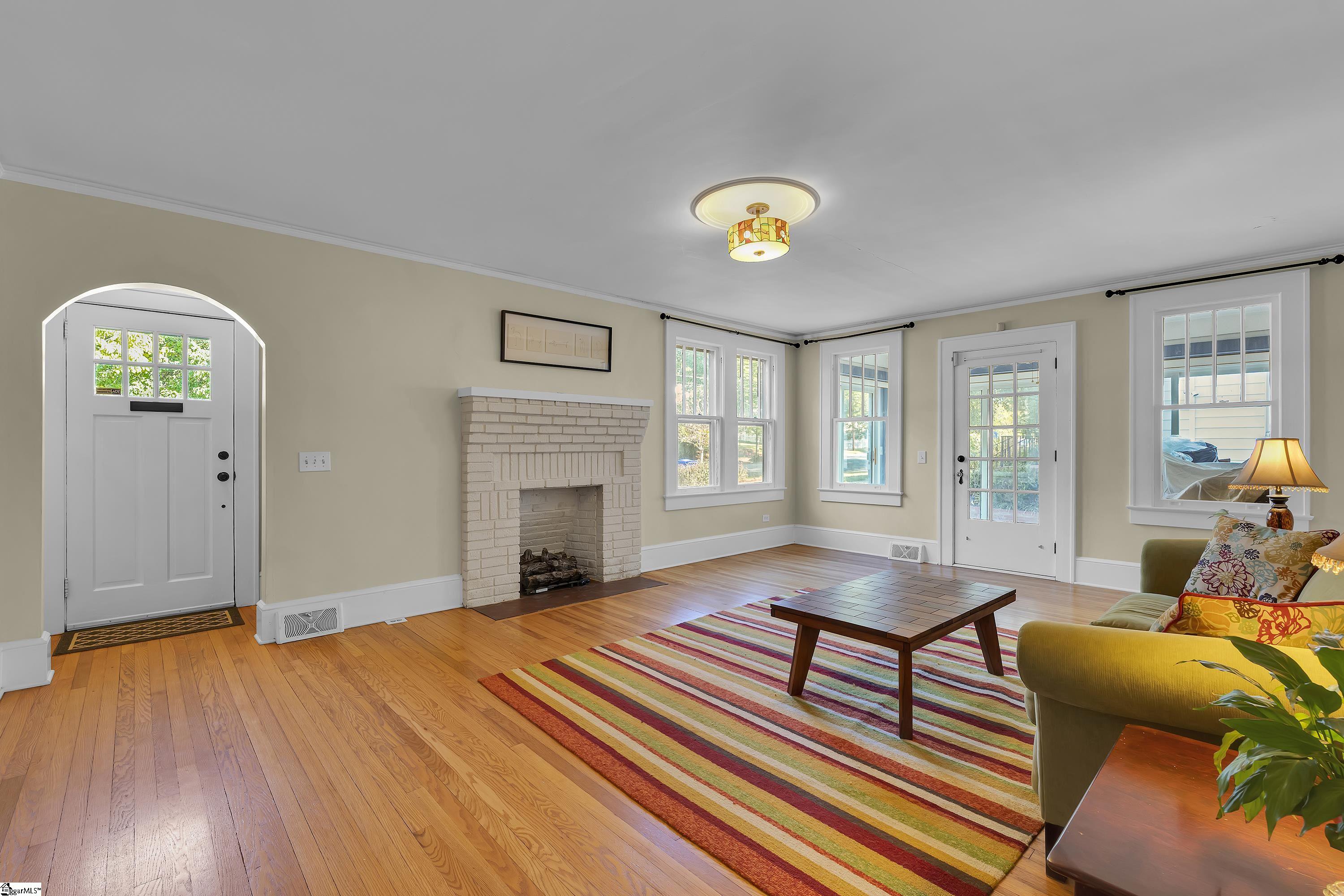 327 W Prentiss Avenue