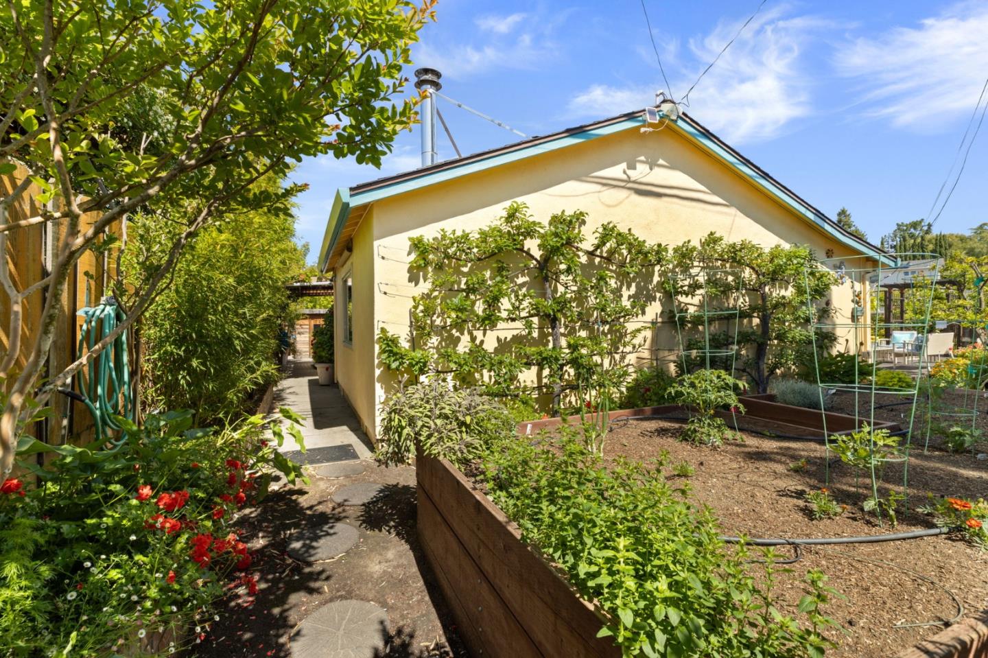 3703 Country Club DR