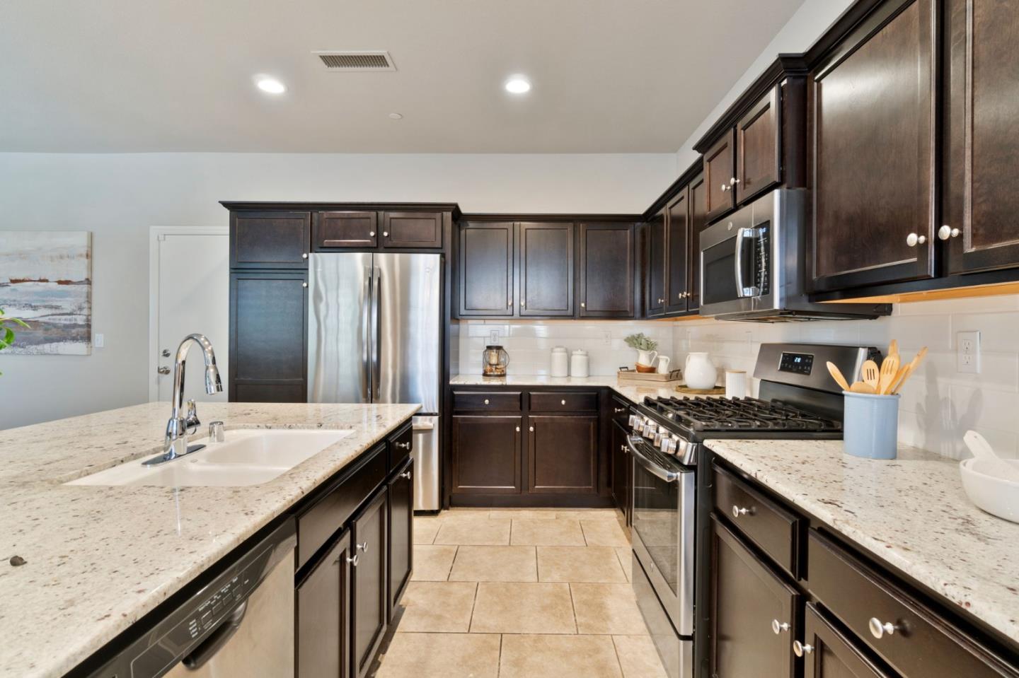3121 Alamos AVE
