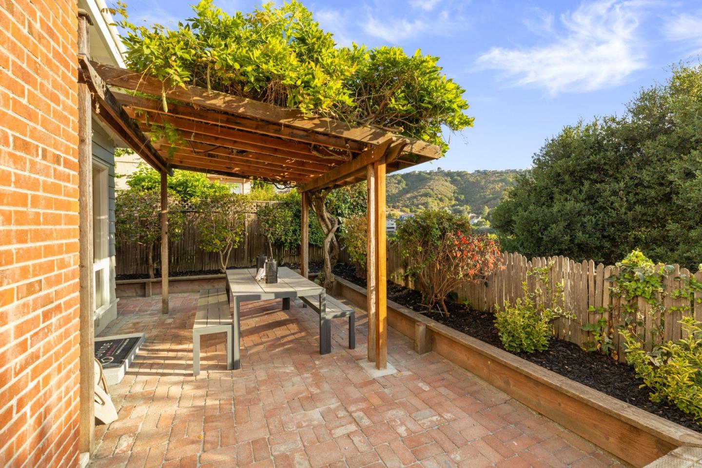 1136 Ladera WAY
