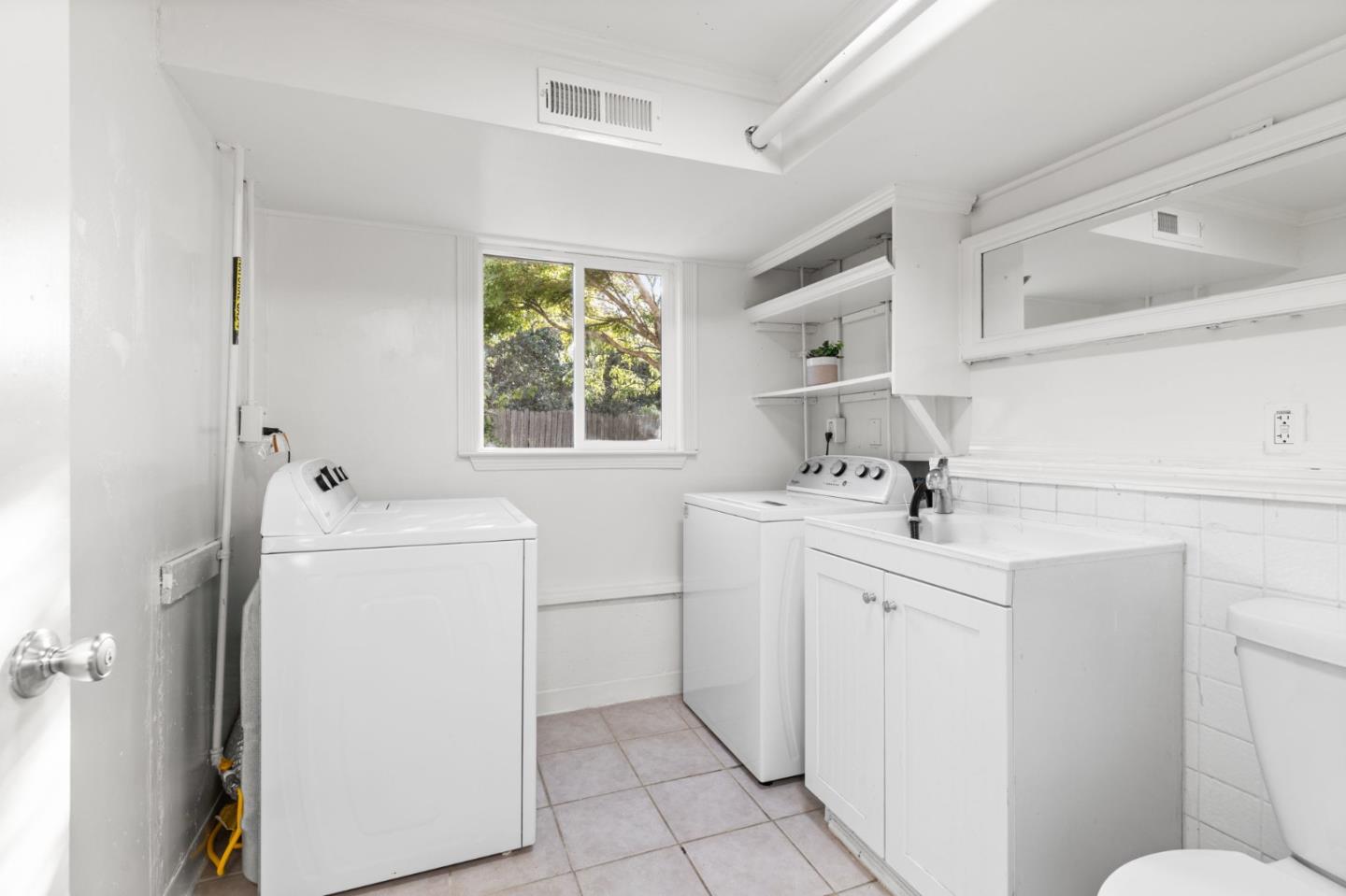 1136 Ladera WAY