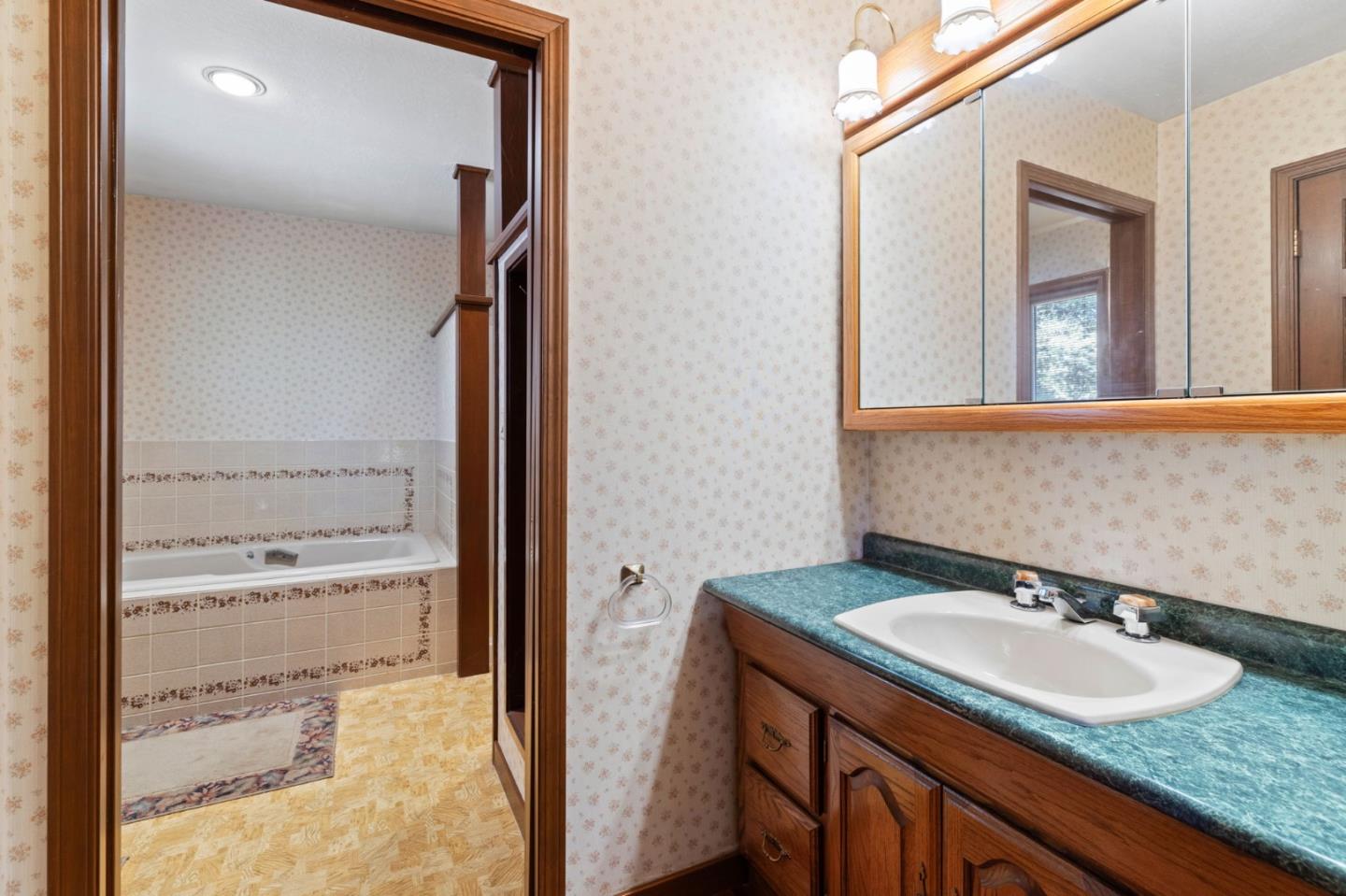 19 Tiara CT