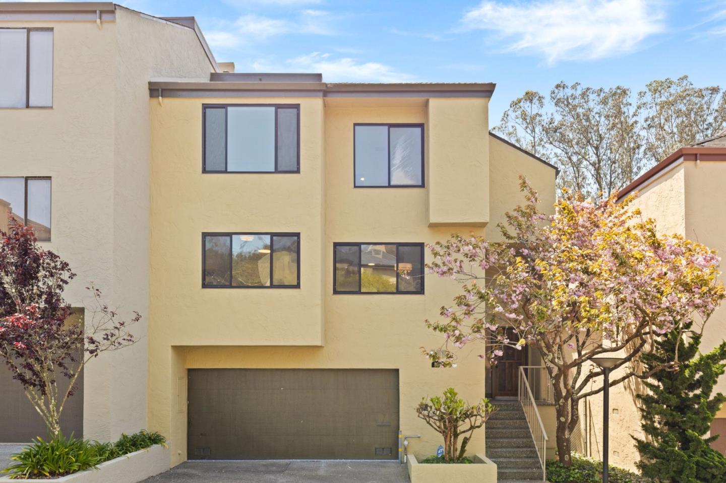 112 Galewood CIR