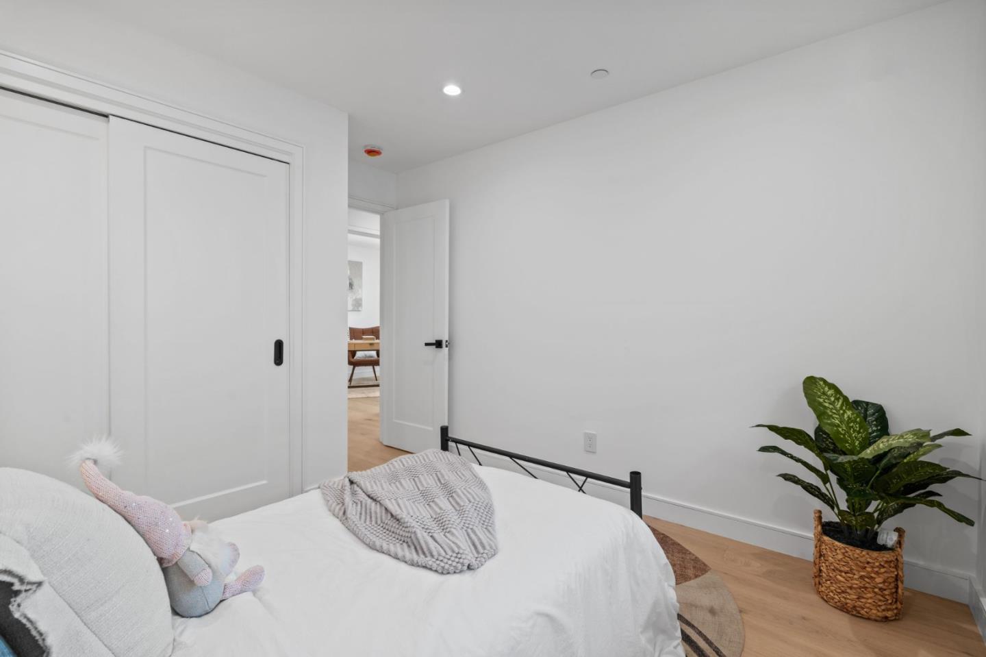 2049 Santa Cruz Avenue